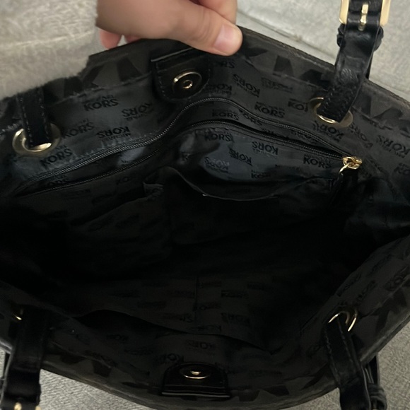 Michael Kors Logo Shoulder Bag - Picture 3 of 7